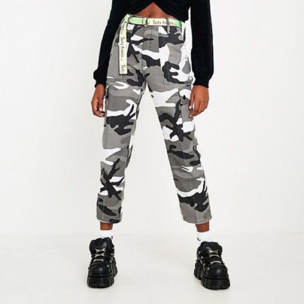 UO camo pants size xsmall. Amazing condition